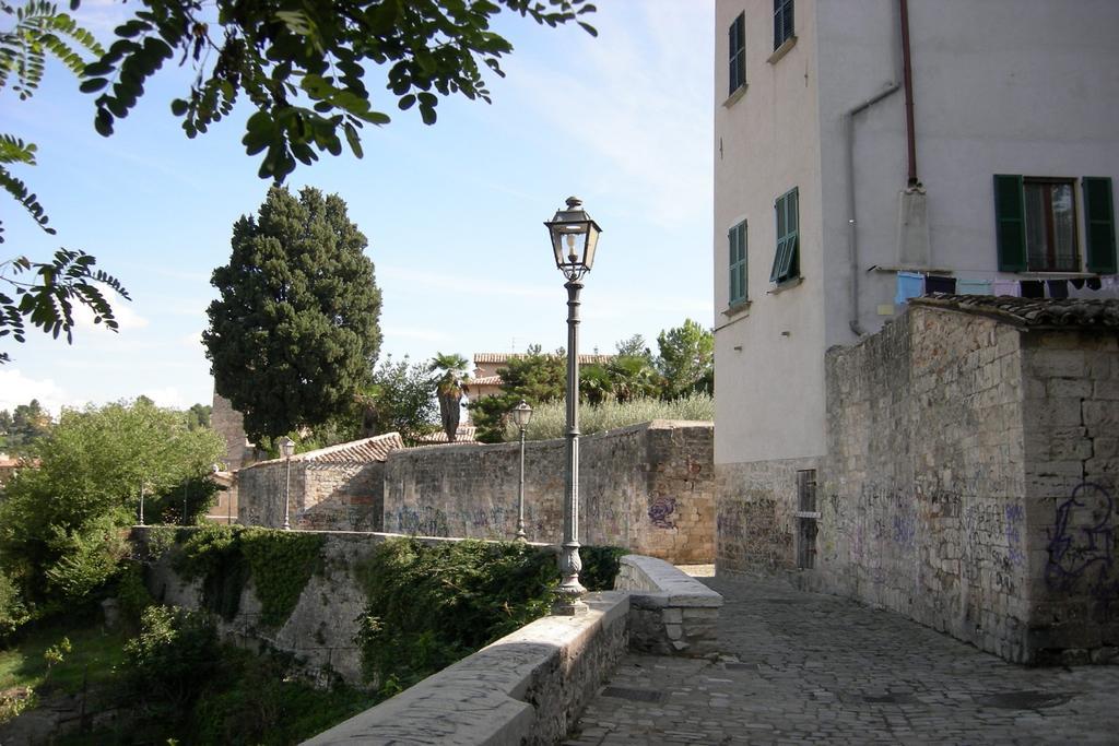 Language And Art Acomodação com café da manhã Ascoli Piceno Exterior foto